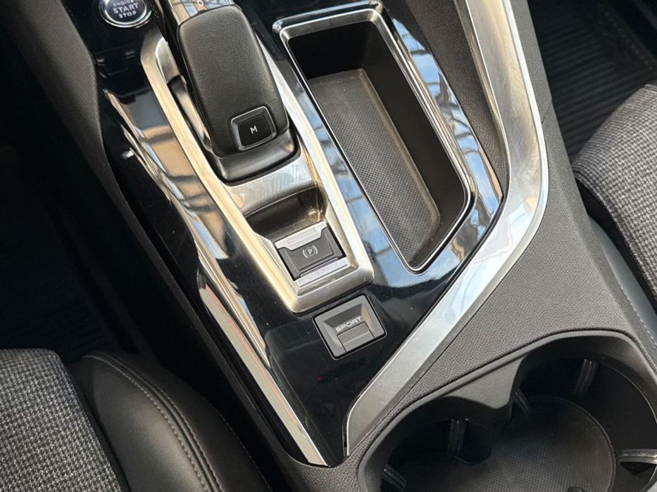 PEUGEOT 5008 2020