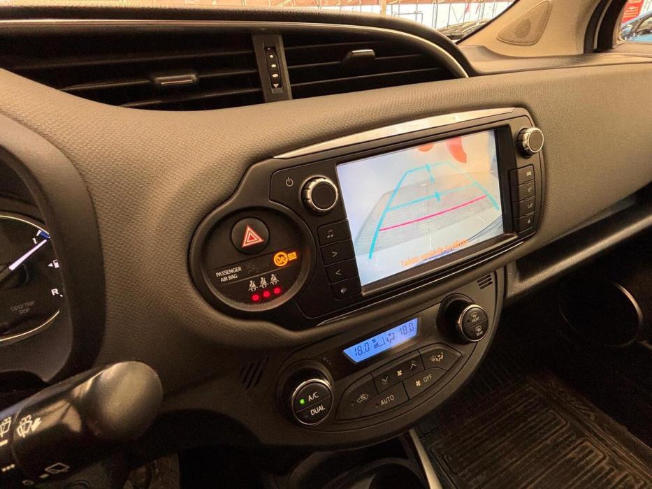 TOYOTA Yaris 2015
