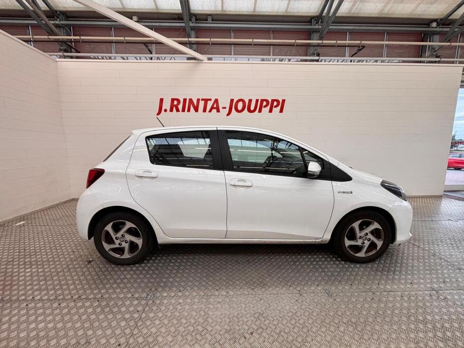 TOYOTA Yaris 2015