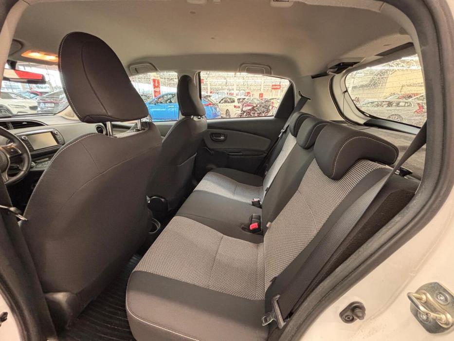 TOYOTA Yaris 2015
