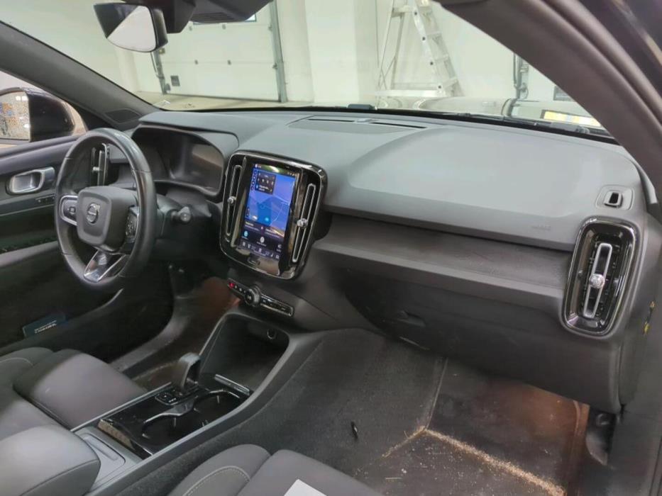 VOLVO XC40 2023