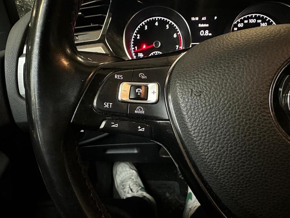 VOLKSWAGEN Touran 2016