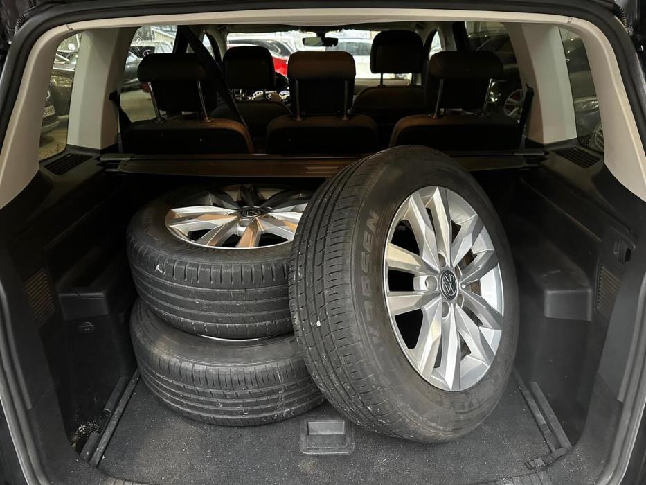 VOLKSWAGEN Touran 2016