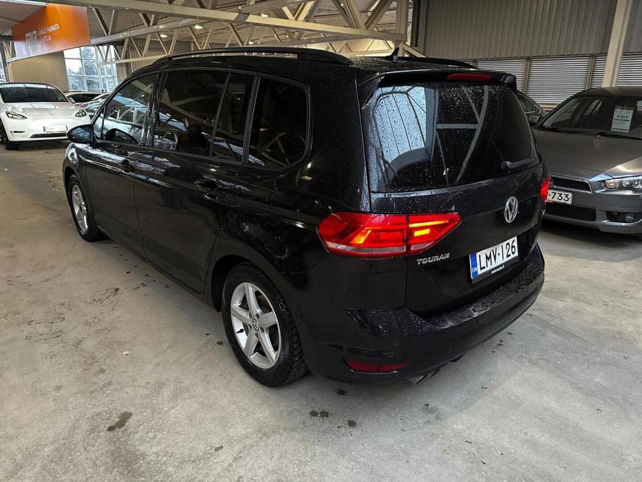 VOLKSWAGEN Touran 2016