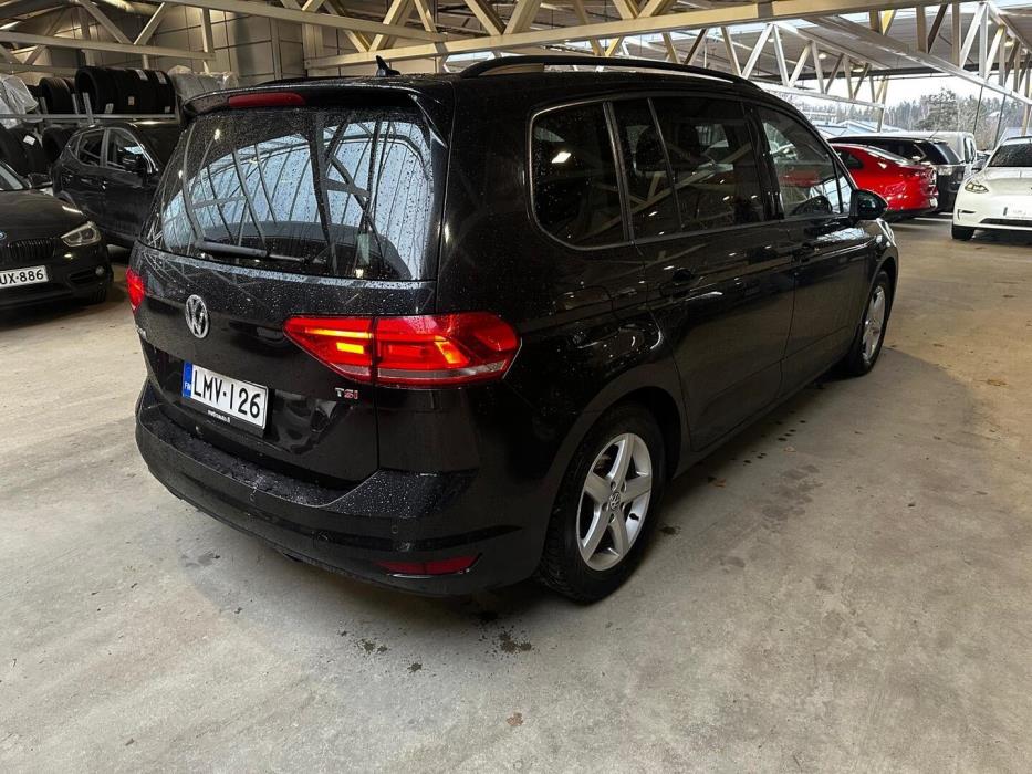 VOLKSWAGEN Touran 2016