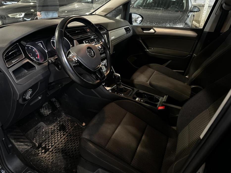 VOLKSWAGEN Touran 2016