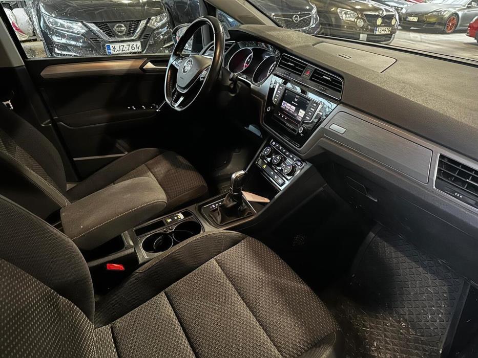 VOLKSWAGEN Touran 2016