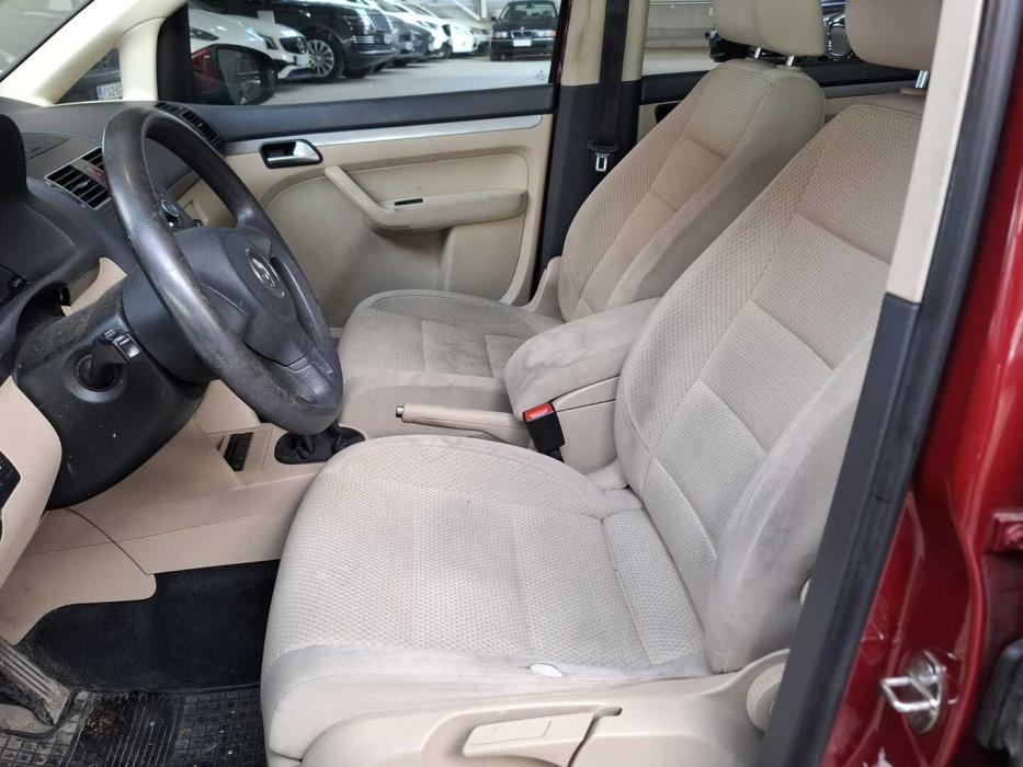 VOLKSWAGEN Touran 2011