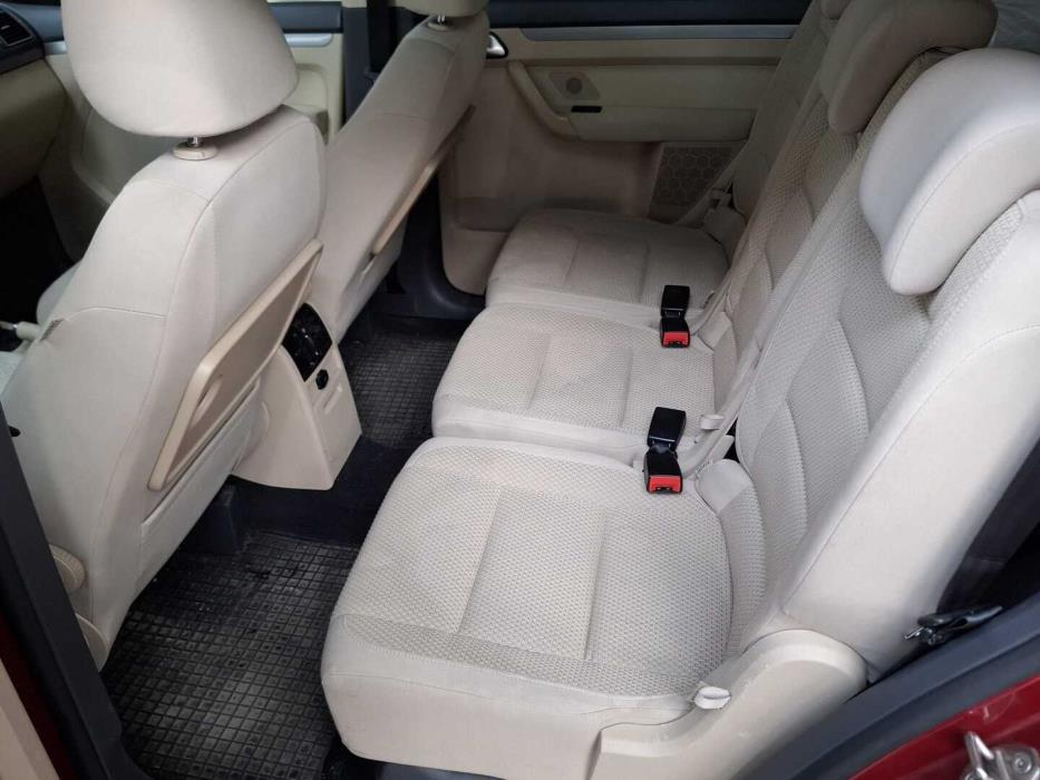 VOLKSWAGEN Touran 2011