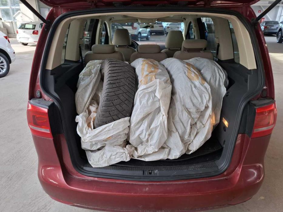 VOLKSWAGEN Touran 2011