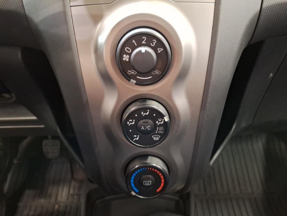 TOYOTA Yaris 2010
