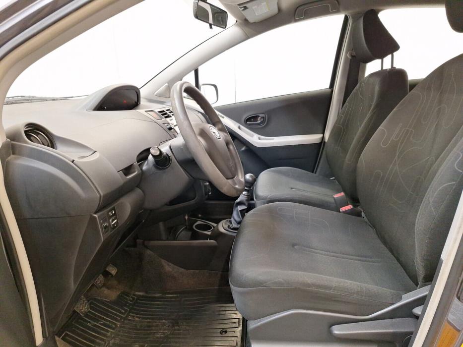 TOYOTA Yaris 2010
