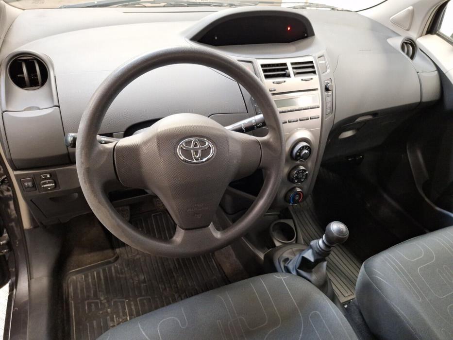 TOYOTA Yaris 2010
