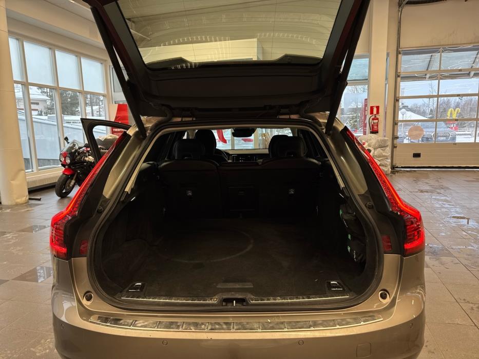VOLVO V90 2021