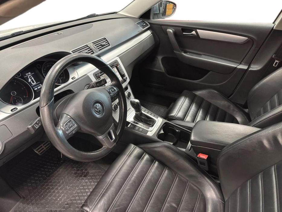 VOLKSWAGEN Passat 2012