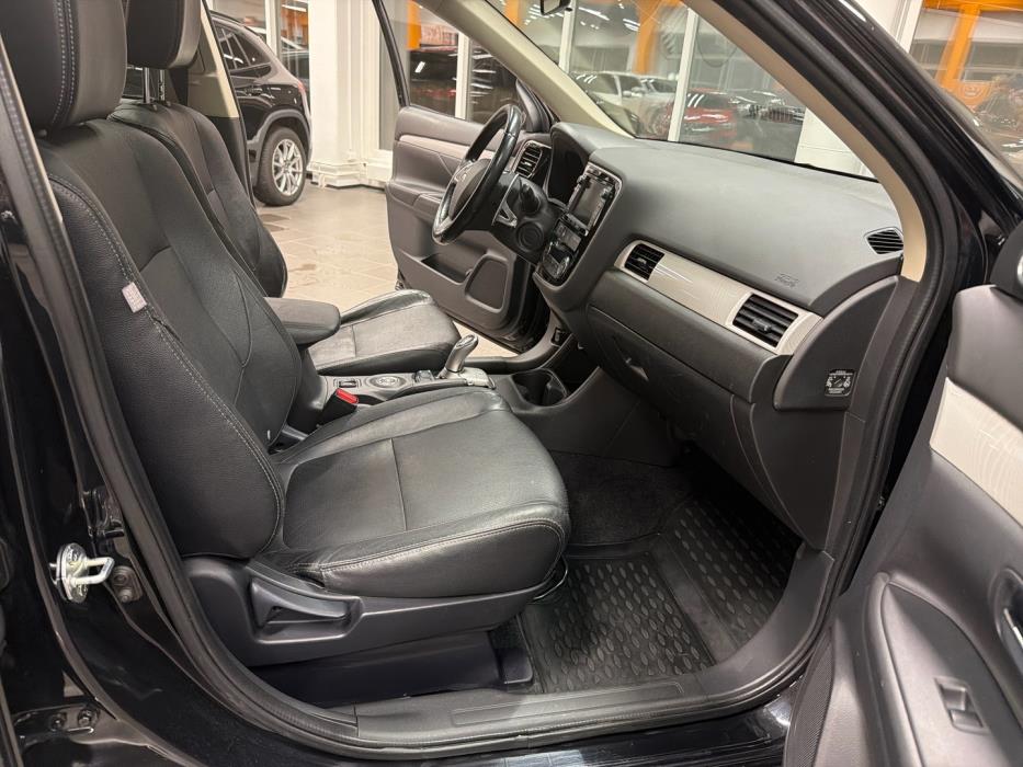 MITSUBISHI Outlander PHEV 2013