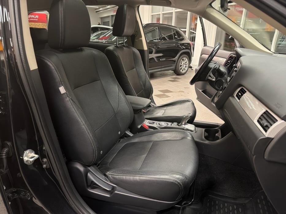 MITSUBISHI Outlander PHEV 2013