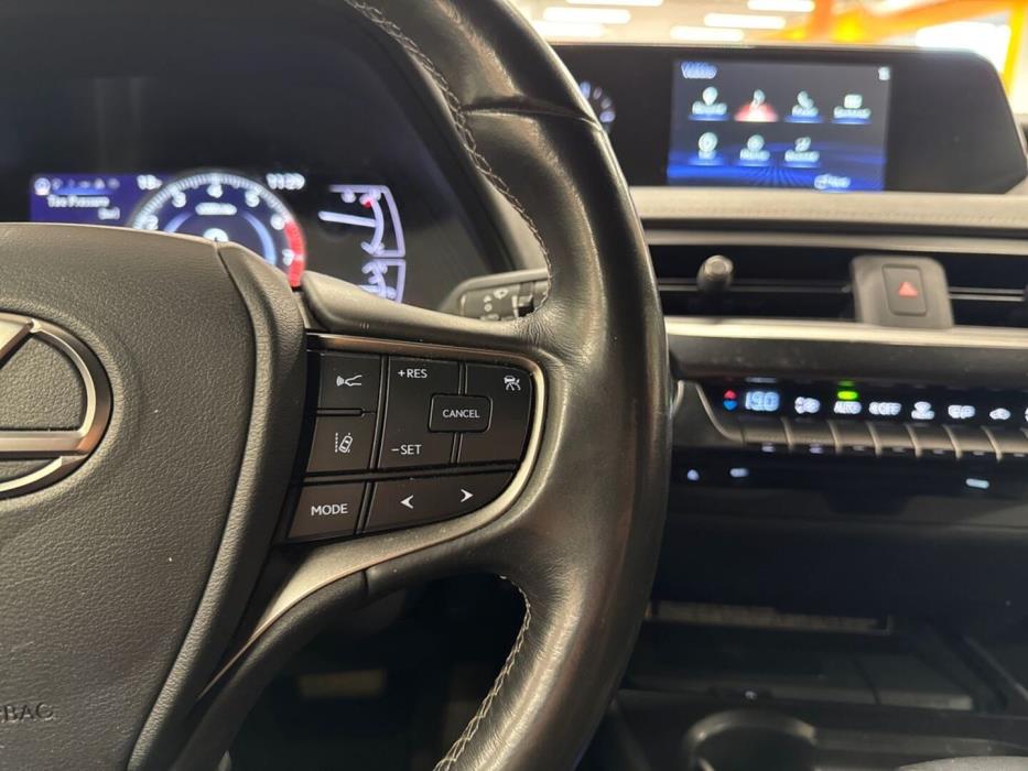 LEXUS UX 2020