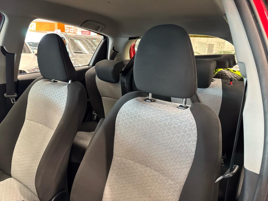 TOYOTA Yaris 2012