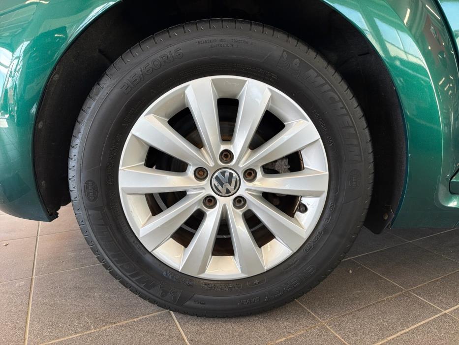 VOLKSWAGEN Beetle 2017