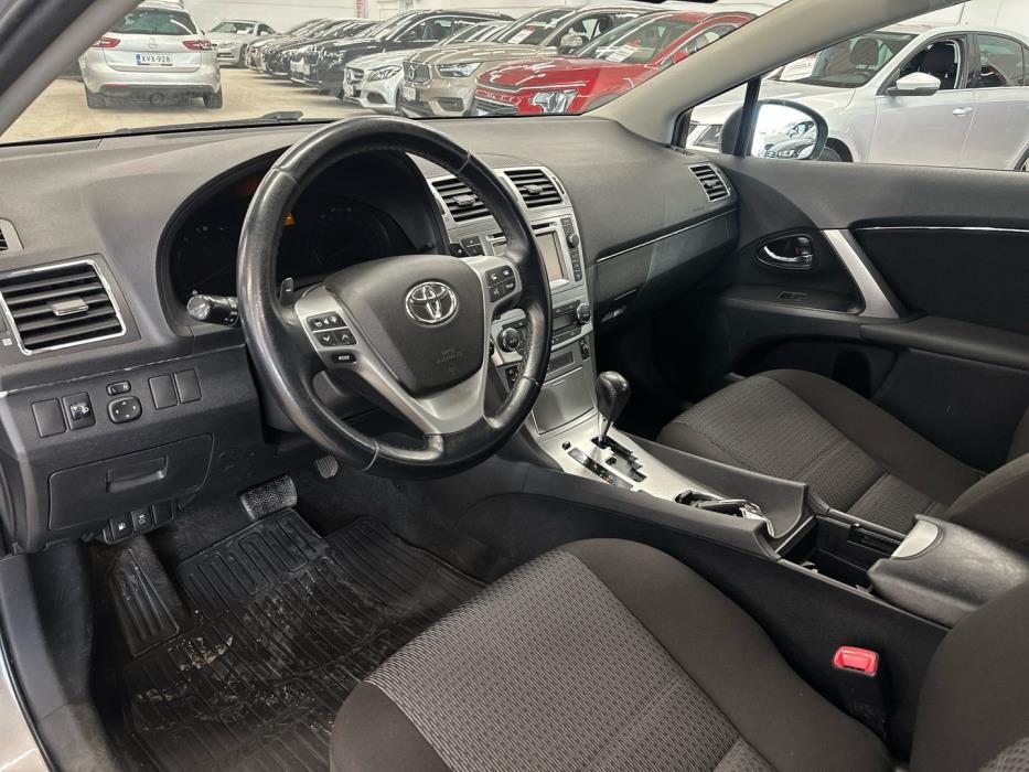 TOYOTA Avensis 2012