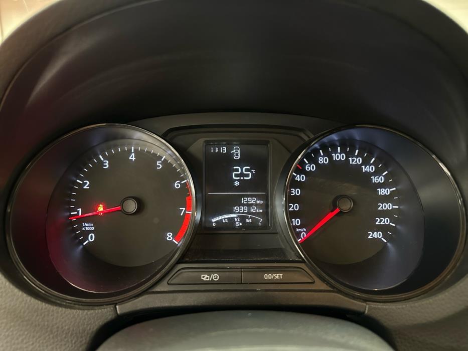 VOLKSWAGEN Polo 2015