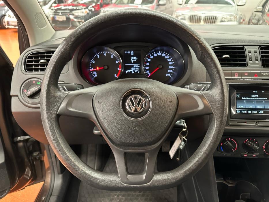 VOLKSWAGEN Polo 2015