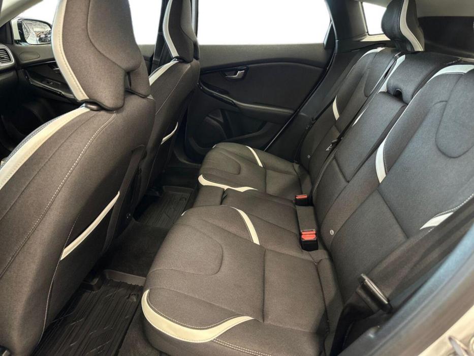 VOLVO V40 2019