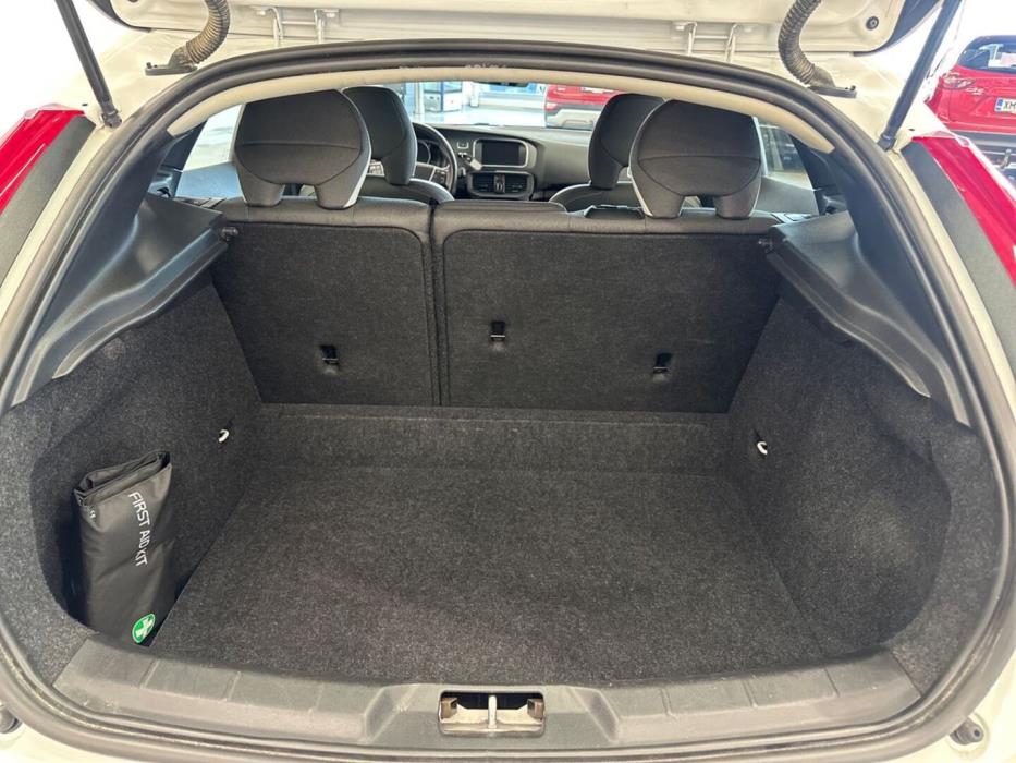 VOLVO V40 2019