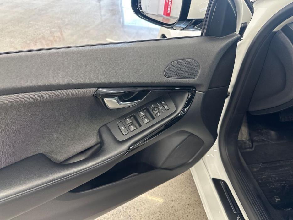 VOLVO V40 2019