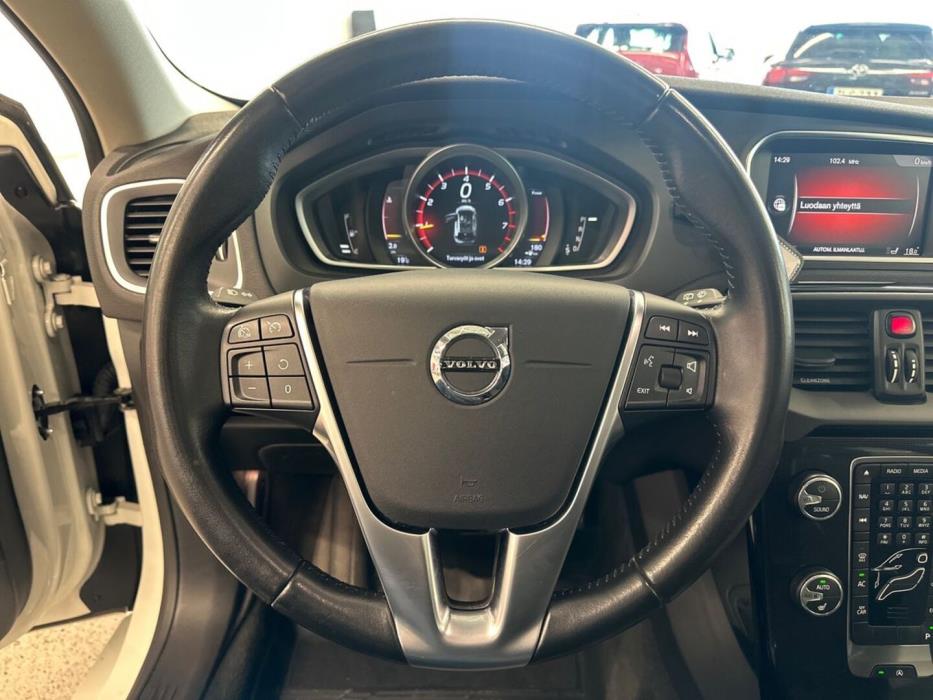 VOLVO V40 2019