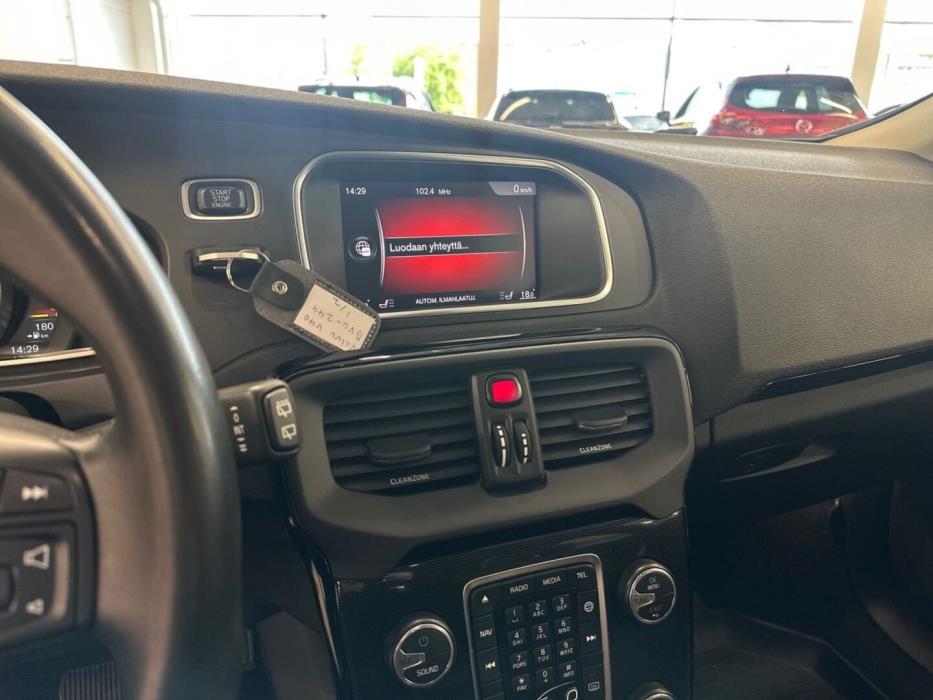 VOLVO V40 2019