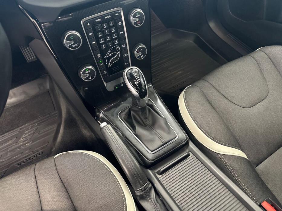 VOLVO V40 2019