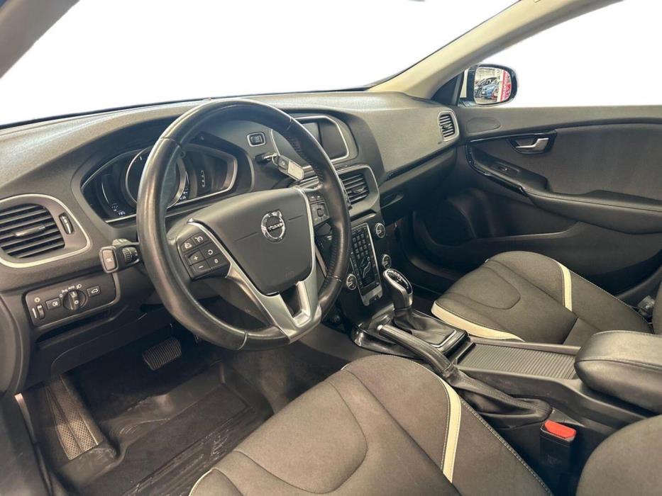 VOLVO V40 2019