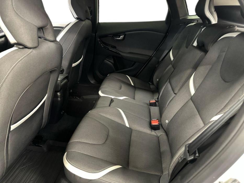 VOLVO V40 2019