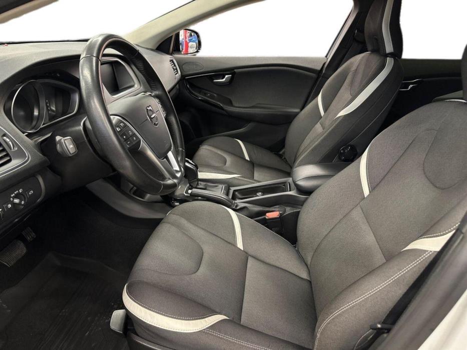 VOLVO V40 2019