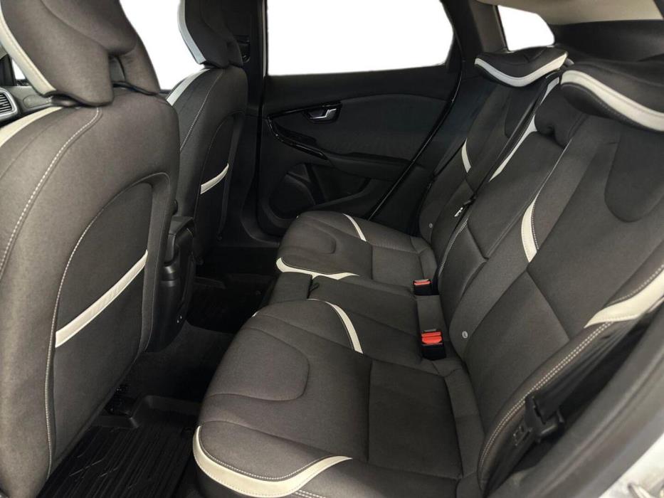 VOLVO V40 2019