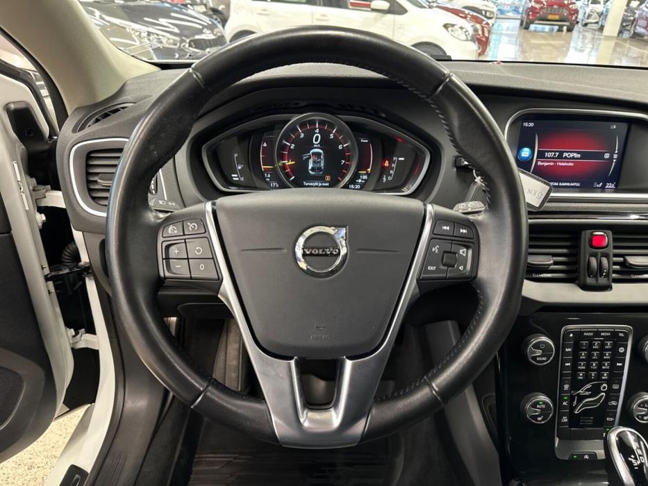 VOLVO V40 2019
