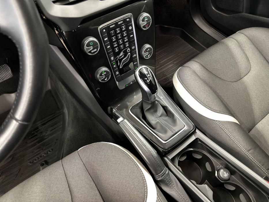 VOLVO V40 2019