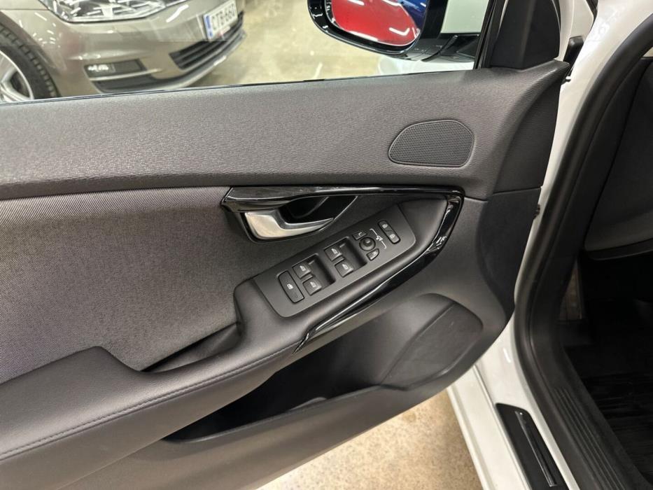 VOLVO V40 2019