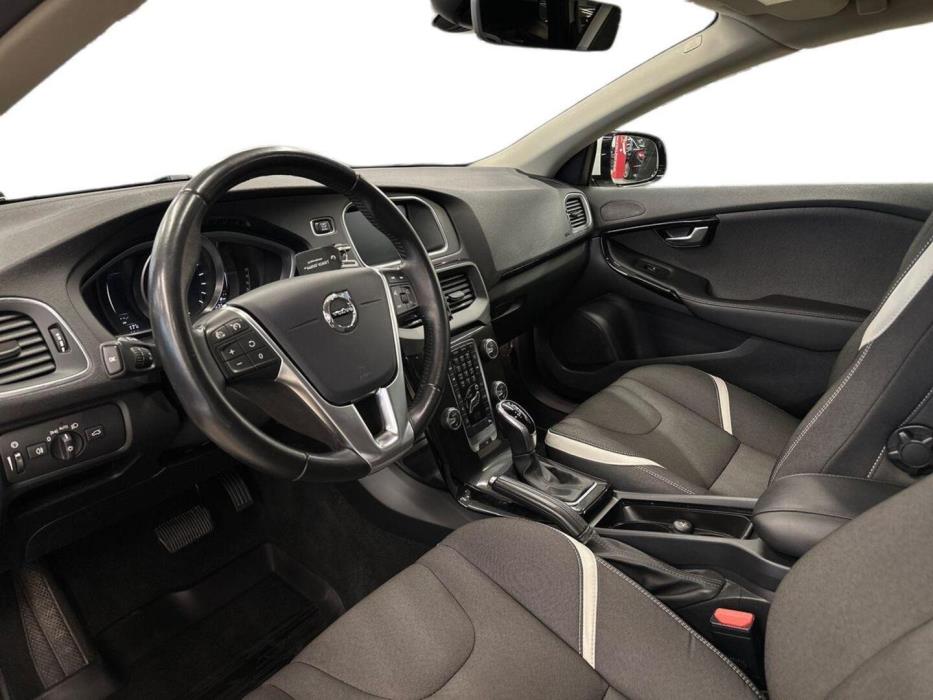 VOLVO V40 2019