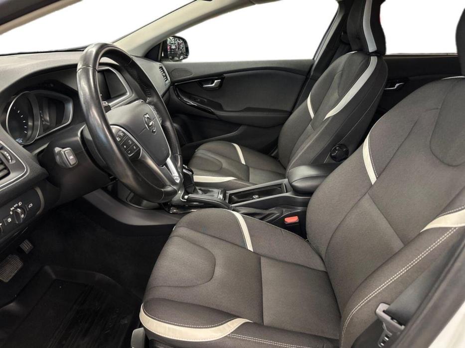 VOLVO V40 2019