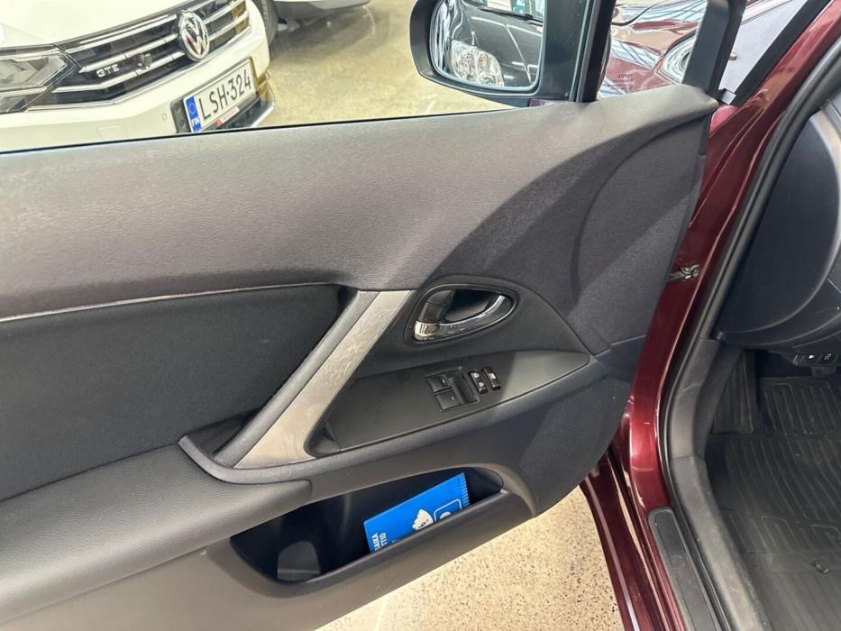 TOYOTA Avensis 2012