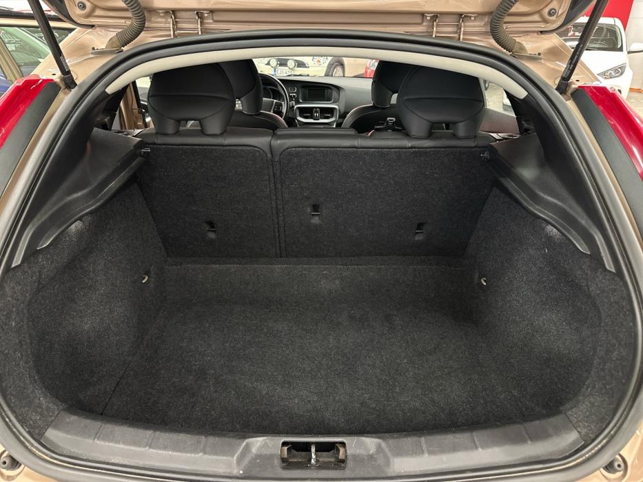 VOLVO V40 2012