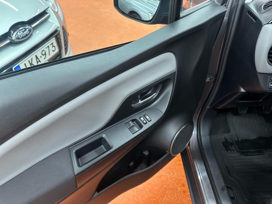 TOYOTA Yaris 2015