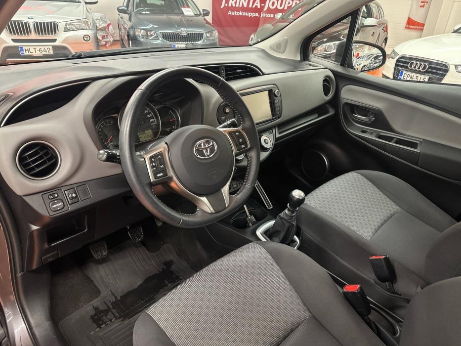 TOYOTA Yaris 2015