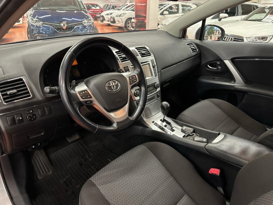TOYOTA Avensis 2012