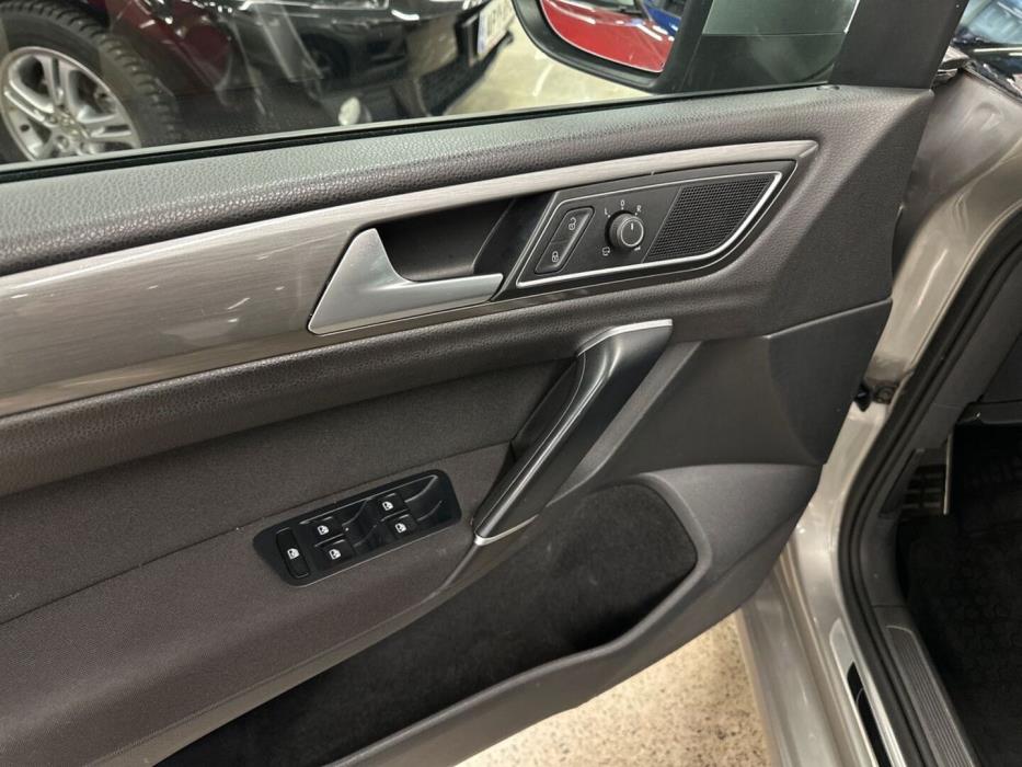 VOLKSWAGEN Golf Sportsvan 2016