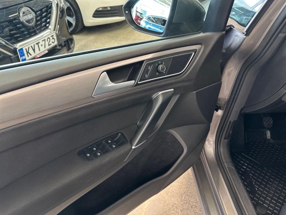 VOLKSWAGEN Golf Sportsvan 2016