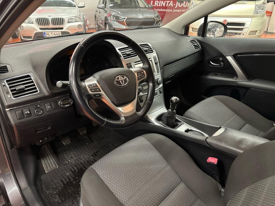 TOYOTA Avensis 2012